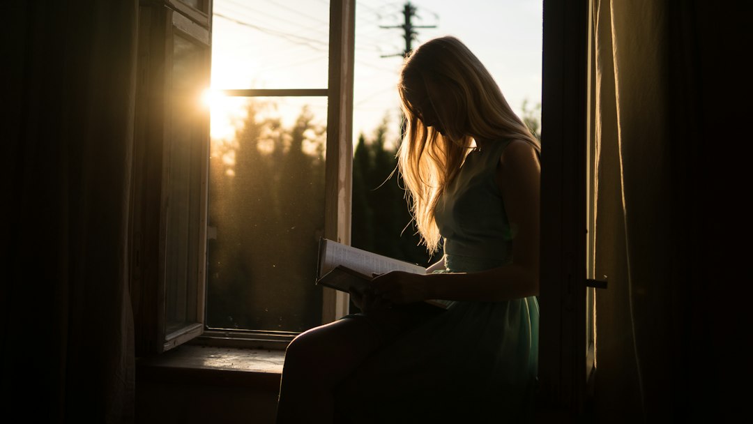 Kobieta czytająca i sprawdzająca informacje o zdrowiu w spokojnym domowym wnętrzu; fotografia Yuri Efremov / Unsplash